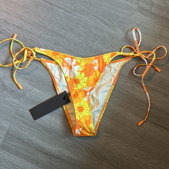 String floral style Swimsuit top and bottom swimsuit set. - Picture 10 of 14